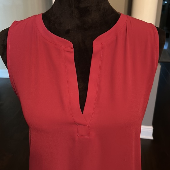 Flattering wine colored sleeveless top! - Picture 2 of 3